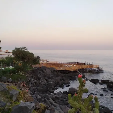 Bed and breakfast Nero Basalto Azzurro Mare 2*