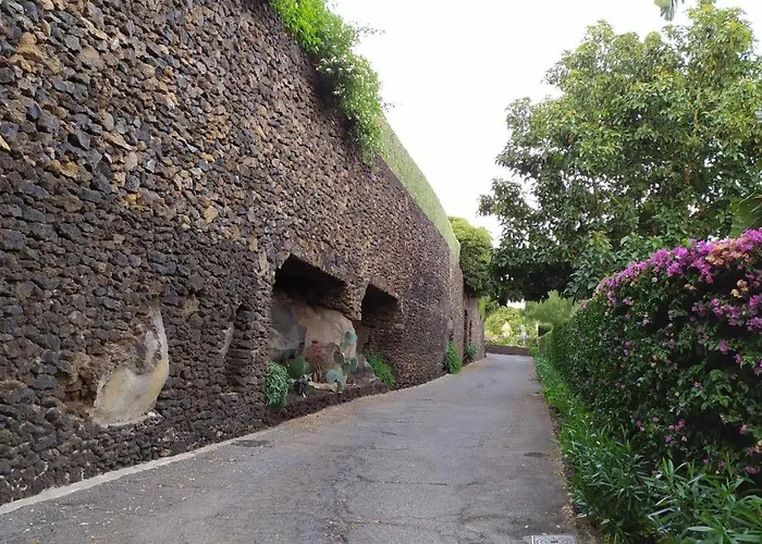 Nero Basalto Azzurro Mare 2* Aci Castello